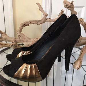 Black Heels w/ Gold Accent w/peep toe.